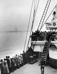 Immigrants approaching Statue of Liberty. Photo by Edwin Levick, Source: Wikimedia Commons.