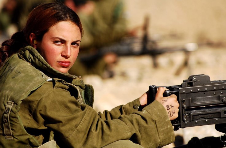 1600px-Flickr_-_Israel_Defense_Forces_-_Female_Soldier_at_the_Shooting_Range_(1)